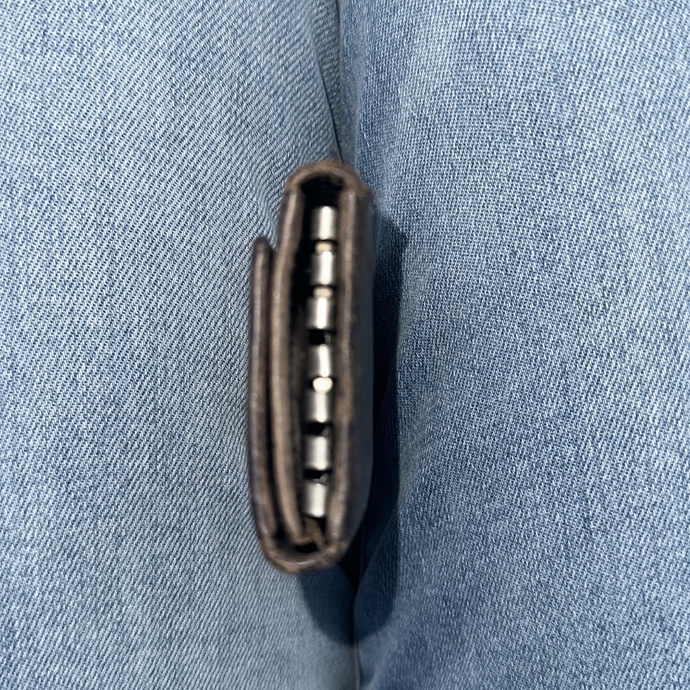 Prada Milano smooth Brown Leather 6 key holder missing 2 teeth - Picture 5 of 11